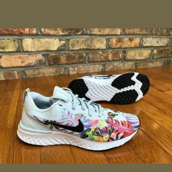 Nike Swoosh Older Kids Girls Printed Reversible Sports Bra Nike Swoosh Older Kids Girls Printed Reversible Sports Bra